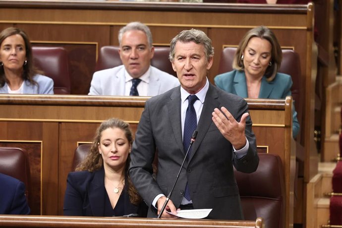El presidente del PP, Alberto Núñez Feijóo, interviene durante una sesión de control al Gobierno en el Congreso de los Diputados, a 17 de septiembre de 2025, en Madrid (España). 