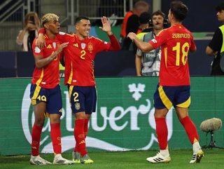 Archivo - 05 June 2025, Baden-Wuerttemberg, Stuttgart: Spain's Lamine Yamal (L) celebrates scoring his side's fifth goal with teammates Pedro Porro (C) and Martin Zubimendi during the UEFA Nations League semi-final soccer match between Spain and France at