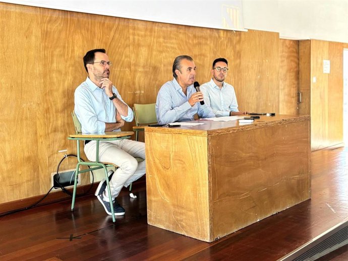 El conseller de Educación, Antoni Vera, en Menorca