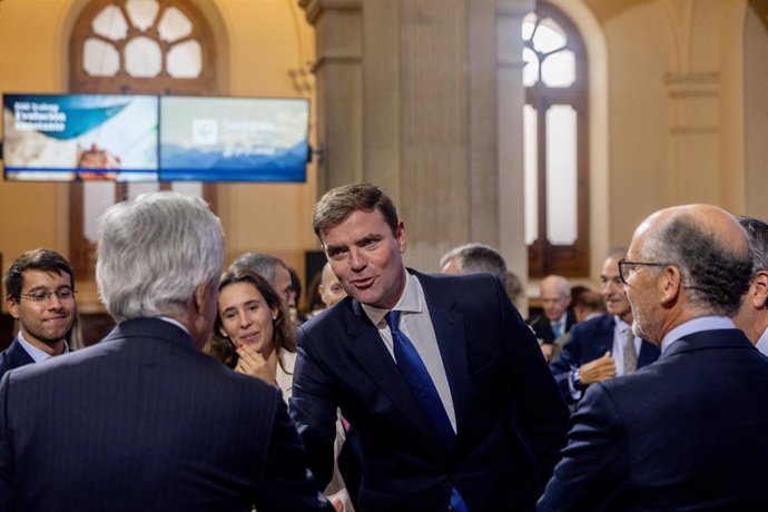 El CEO BME & Head BME Exchanges, Juan Flames (c), interviene durante el tradicional toque de campana en la Bolsa de Madrid por su debut en BME Scale Up, a 10 de septiembre de 2025, en Madrid (España).