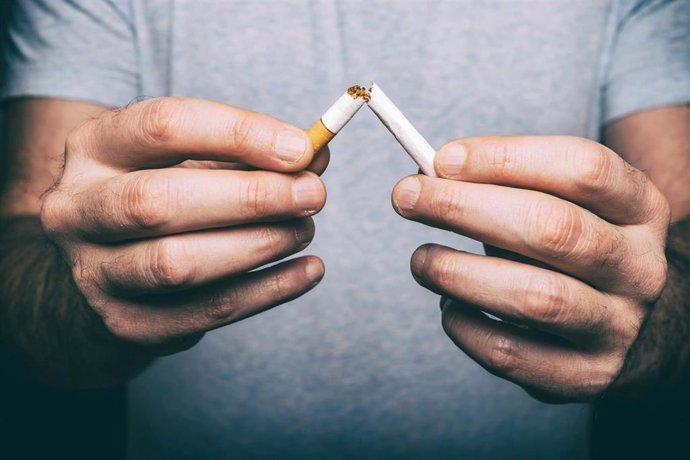 Archivo - Imagen de recurso de una persona que rompe un cigarro.