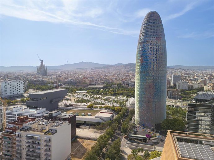 Archivo - Imagen de la Torre de Glòries de Barcelona con la Sagrada Família de fondo.