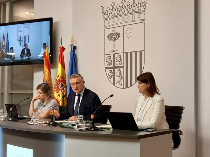 El consejero de Medio Ambiente y Turismo del Gobierno de Aragón, Manuel Blasco; la directora general de Gestión Forestal, Ana Oliván; y la jefa de servicio de Gestión de los Incendios Forestales y Coordinación, María Isabel Ureta
