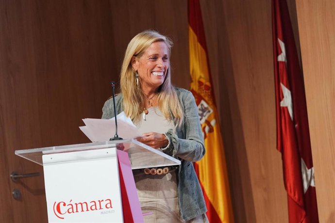 La consejera de Economía, Hacienda y Empleo, Rocío Albert, en el Centro de Formación de la Cámara de Comercio recibiendo a los 45 jóvenes seleccionados para la promoción del Programa de Técnicos de Comercio Exterior.