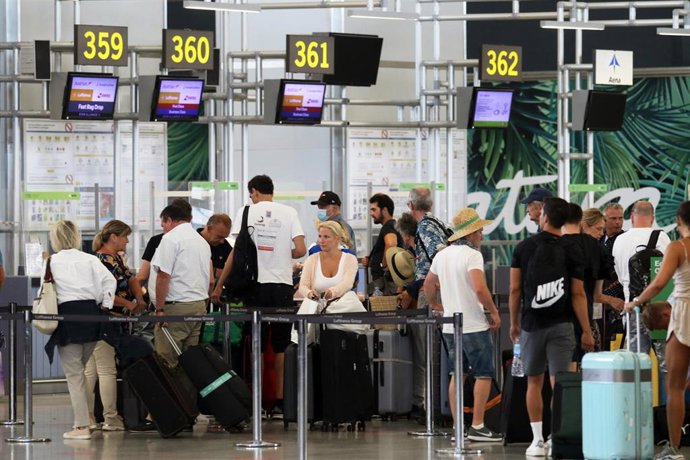 Archivo - Salida masiva de cientos de pasajeros en el comienzo de la primera quincena del mes de julio a diferentes destinos internacionales desde el aeropuerto Costa del Sol de la capital, a 1 de julio de 2022 en Málaga (Andalucía, España)