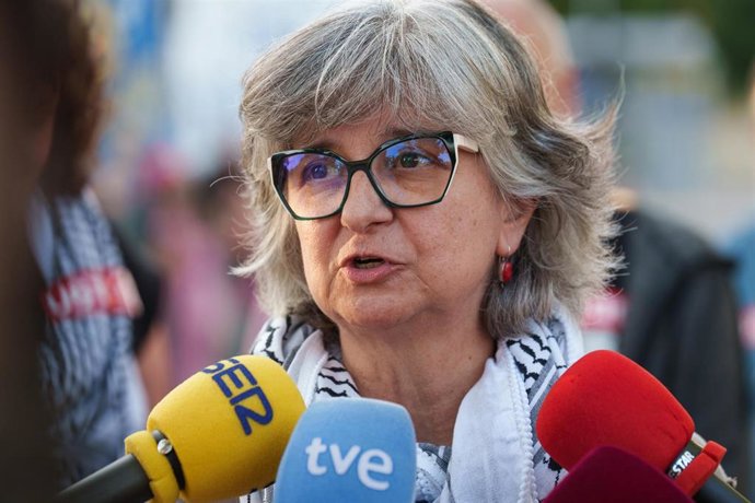 La secretaria general de CCOO Madrid, Paloma López, atiende a los medios de comunicación, en la iglesia de San Carlos Borromeo, a 9 de septiembre de 2025, en Madrid (España). 