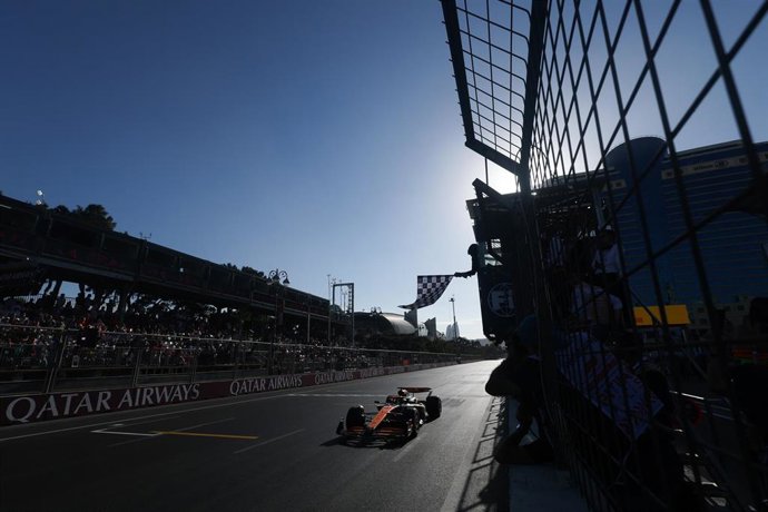 Archivo - El piloto australiano de F1 Oscar Piastri (McLaren) gana la carrera del GP de Azerbaiyán 2024.
