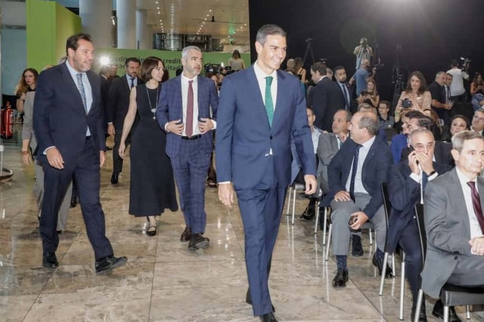 El presidente del Gobierno, Pedro Sánchez, este jueves en el aeropuerto de Alicante-Elche Miguel Hernández