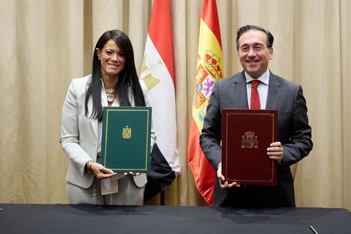 El ministro de Asuntos Exteriores, Unión Europea y Cooperación, José Manuel Albares, y la ministra de Planificación, Desarrollo Económico y Cooperación Internacional de Egipto, Rania al Mashat, tras la firma de la Alianza para el Desarrollo Sostenible