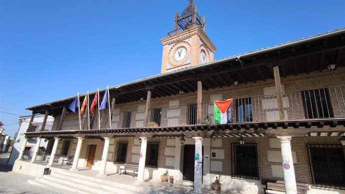 Una bandera de Palestina en el balcón del Ayuntamiento de Casarrubuelos