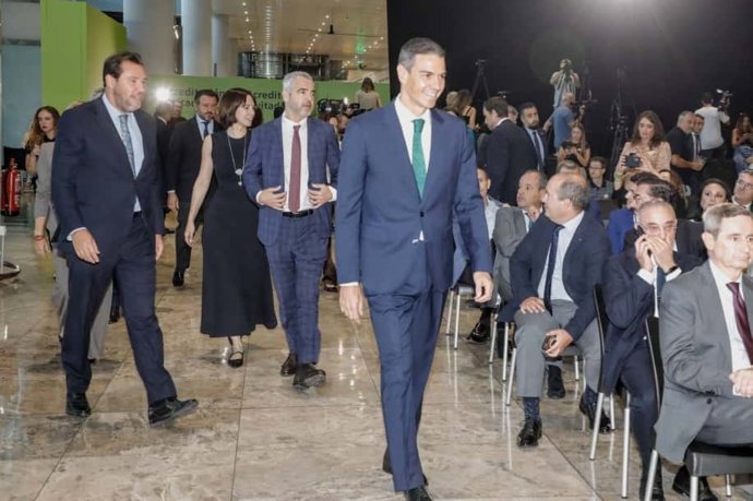 El president del Govern, Pedro Sánchez, a l'aeroport d'Alacant-Elx Miguel Hernández