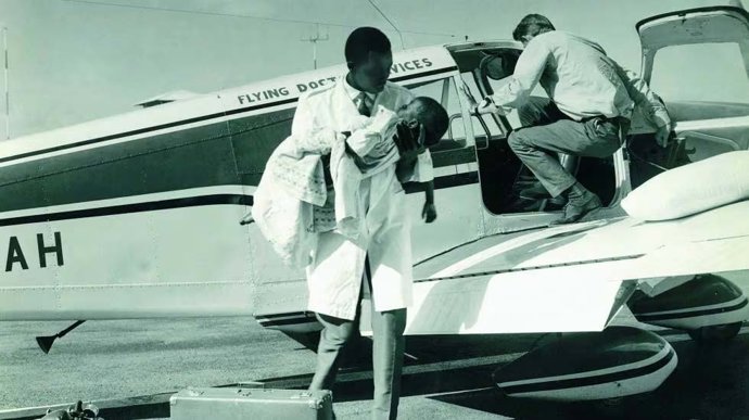 Imagen de los flying doctors, en los años 50 del pasado siglo, que supuso el origen de la organización africana.