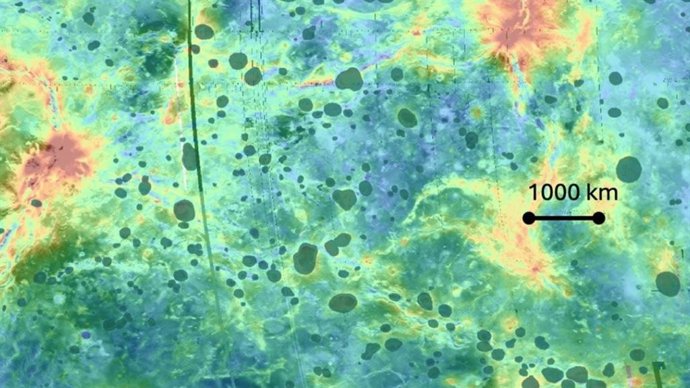 Las coronas están marcadas en verde oscuro en la superficie de Venus, en medio de elevaciones más grandes y altas, marcadas en naranja.