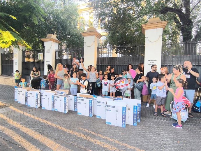 Concentración frente al CEIP Borbolla de Sevilla ante la falta de medidas por calor en las aulas.