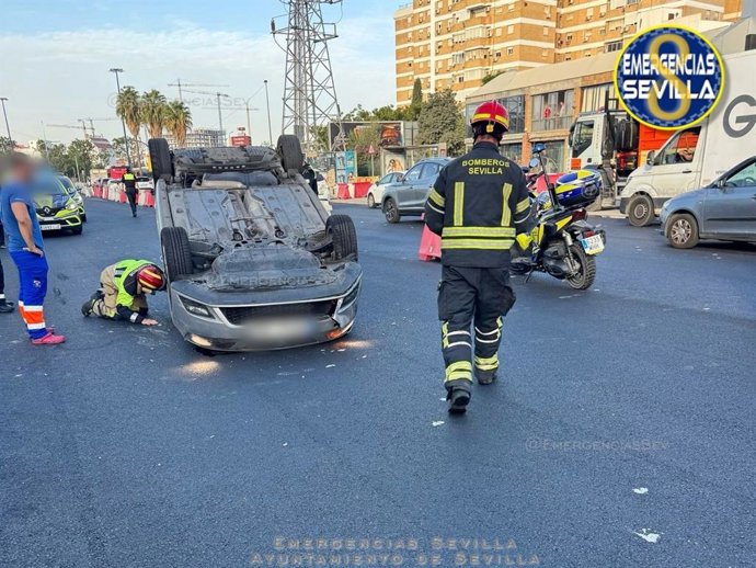 Imagen del vehículo implicado en el accidente tras chocar con un turismo estacionado en la avenida Montes Sierra