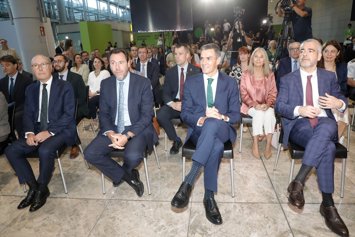 El ministro de Transportes, Óscar Puente (2i) y el presidente del Gobierno, Pedro Sánchez
