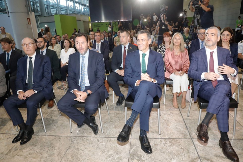 El ministro de Transportes, Óscar Puente (2i) y el presidente del Gobierno, Pedro Sánchez