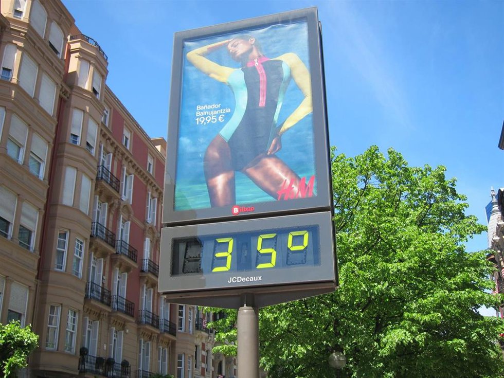 Archivo - Termómetro marca 35 grados en Bilbao (archivo)