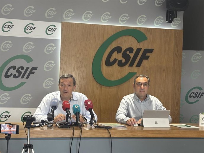 El presidente de CSIF Exremadura, Benito Román, ofrece una rueda de prensa