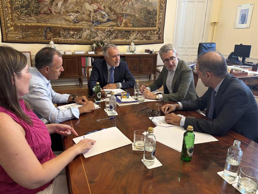 El ministro de Política Territorial y Memoria Democrática, Ángel Víctor Torres, en una reunión con el comisionado para la reconstrucción de La Palma, Héctor Izquierdo