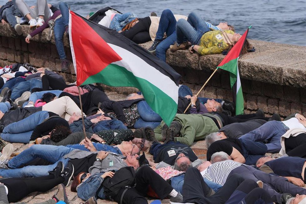 Archivo - Una performance durante una manifestación en apoyo a Palestina, a 17 de marzo de 2024, en San Sebastián, Guipúzcoa, País Vasco (España). La manifestación ha sido convocada en solidaridad con el pueblo palestino para denunciar la ocupación por 