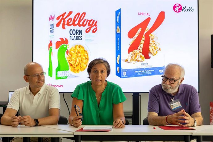 Josep Maria Solanes, presidente de la Fundació Banc dels Aliments Comarques de Tarragona; Susana Entero, directora general de Kellogg’s España y Jaume Valls, director de la planta de Valls, firman su acuerdo de colaboración