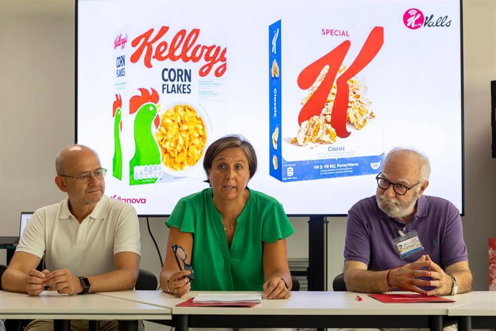 Josep Maria Solanes, presidente de la Fundació Banc dels Aliments Comarques de Tarragona; Susana Entero, directora general de Kelloggs España y Jaume Valls, director de la planta de Valls, firman su acuerdo de colaboración