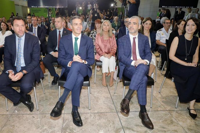 El ministro de Transportes, Óscar Puente (1i); el presidente del Gobierno, Pedro Sánchez 