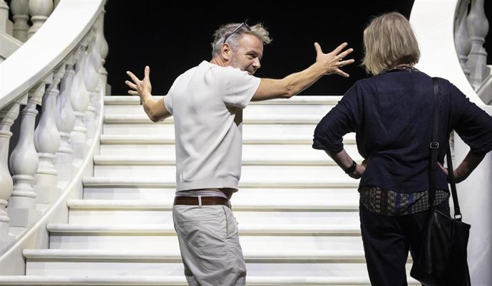 El Director De Escena Johannes Erath Y La  Escenógrafa Heike Scheele En La Sala Principal Del Palau De Les Arts.