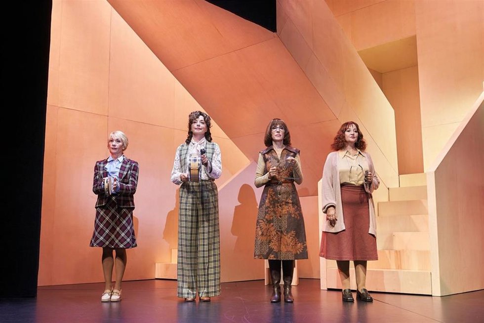 Mamen Duch, Marta Pérez, Carme Pla y gata Roca son T de Teatre, la compañía catalana que cuenta con más de 34 años de trayectoria sobre los escenarios, 13 espectáculos y más de 3.000 funciones.