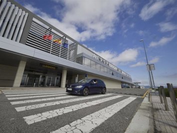 Archivo - Un coche pasa junto al Aeropuerto de Noain-Pamplona.