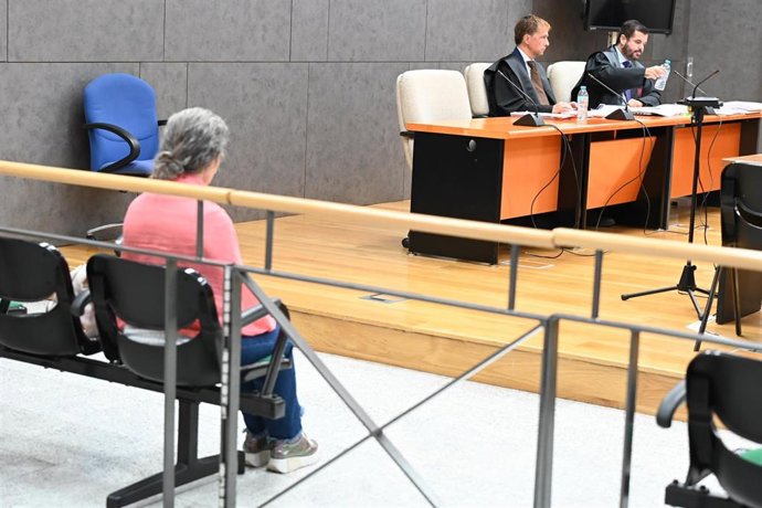 La enfermera acusada de simular la vacunación de menores durante un juicio en la Sección Primera de la Audiencia de Vizcaya, a 15 de septiembre de 2025, en Bilbao.