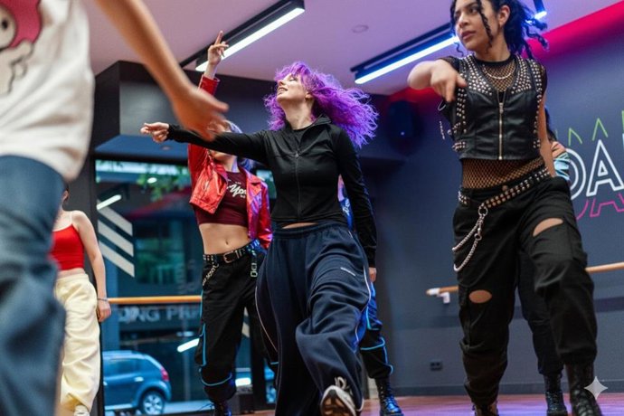 Entrenando como auténticas idols en clase de K-pop.