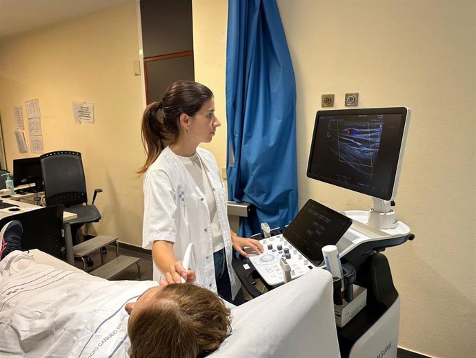 Momento de la realización de la ecografía para conocer la Arteritis de Células Gigantes en el Hospital de Gran Canaria Dr. Negrín, en Las Palmas de Gran Canaria