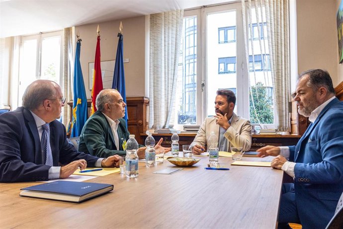 El presidente del PP de Asturias, Álvaro Queipo, en  su reunión con el presidente de la Cámara de Comercio de Oviedo, Carlos Paniceres.