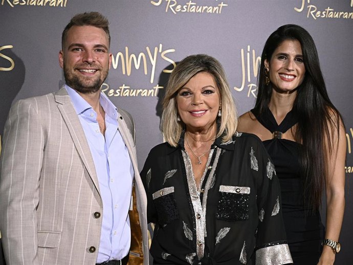 Terelu Campos posa con su sobrino, José María Almoguera, y su novía María en su fiesta de cumpleaños