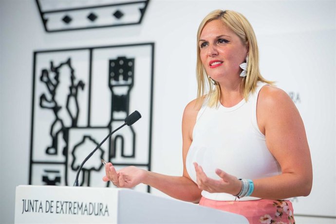 La consejera de Hacienda y Administración Pública, Elena Manzano, en rueda de prensa