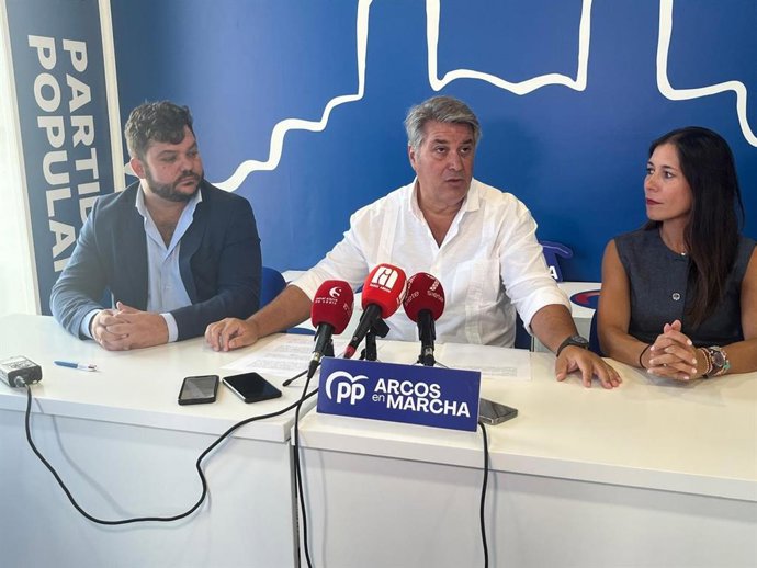 El vicesecretario de Organización del PP de Andalucía, Nacho Romaní, junto al presidente local del PP de Arcos y alcalde de esta localidad, Miguel Rodríguez, en ruenda de prensa.