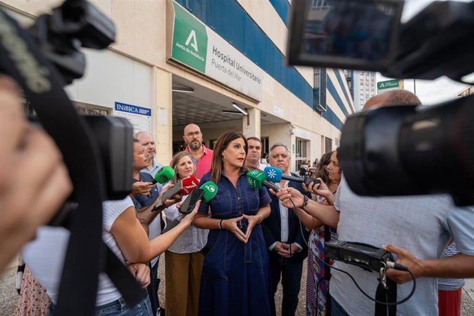 La portavoz adjunta del PSOE-A en el Parlamento andaluz, Ángeles Férriz, atiende a los medios en Cádiz.