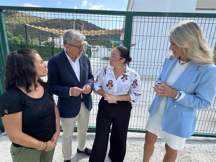 El secretario general del PSOE de Málaga, Josele Aguilar, la concejala Ana Bermudez y la secretaria general de Educación del PSOE-A, Patricia Alba, en Benahavi