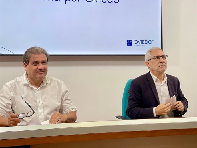 Los ediles de IU-Convocatoria por Oviedo, Alejandro Suárez y Gaspar Llamazares, durante la rueda de prensa.