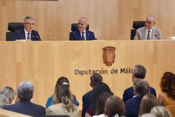 El presidente de la Diputación de Málaga, Francisco Salado, interveiene junto al rector de la  UNED, Ricardo Mairal, y al alcalde de la capital, Francisco de la Torre, en la reunión anual de directores de esta institución académica.