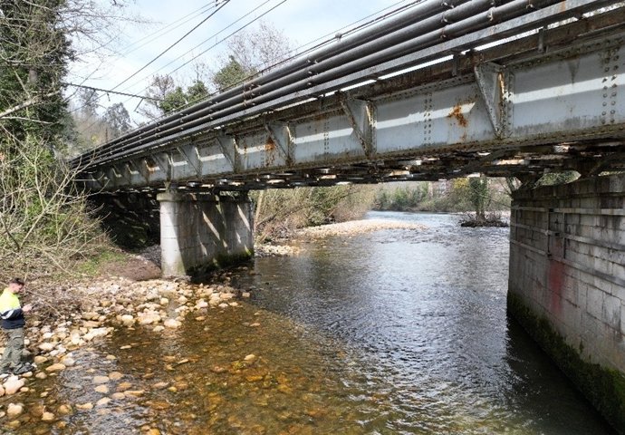 Puente metálico de la línea Oviedo-Trubia.