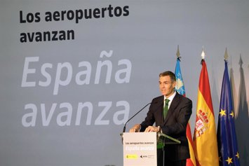 El presidente del Gobierno, Pedro Sánchez, interviene durante la presentación de la propuesta de inversiones de Aena para los aeropuertos españoles entre 2027 y 2031, celebrada en el aeropuerto de Alicante-Elche Miguel Hernández