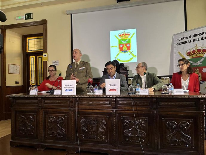 De izquierda a derecha: Alicia Villar, Carlos Hidalgo, Javier Pérez, Ángel Laso y Aitana Alba, durante la rueda de prensa.