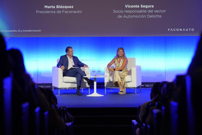 La presidenta de Faconauto, Marta Blázquez, durante el Observatorio sobre innovación, IA y transformación tecnológica, celebrado en el Auditorio Mutua Madrileña