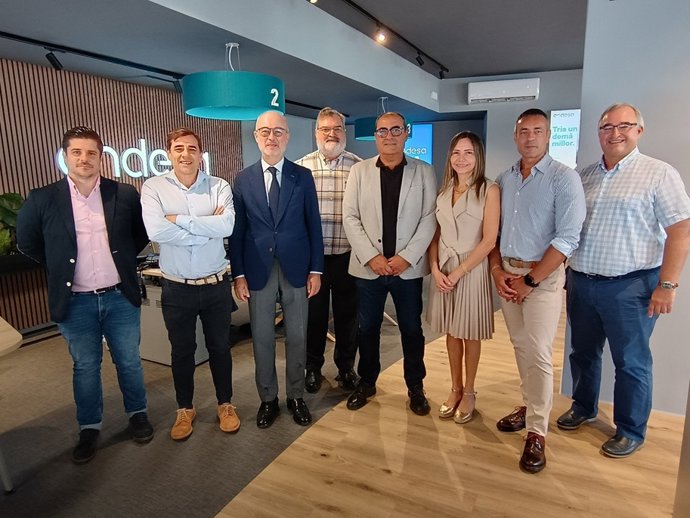 Representantes de Endesa en la apertura del nuevo 'Punto Endesa' abierto en Palma.
