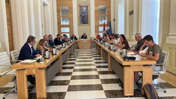 Pleno municipal del Ayuntamiento de Cáceres con el asiento vacío de la concejala de Vox Raquel Mirat, que ha renunciado a su acta por motivos personales y profesionales