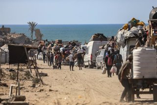 September 16, 2025, Gaza City, Gaza Strip, Palestinian Territory: Displaced Palestinians sit on the ground outside Al-Quds Hospital in Gaza Cityâ€s Tel al-Hawa neighborhood, fleeing Israeli attacks and searching for shelter in Gaza City, Gaza on September