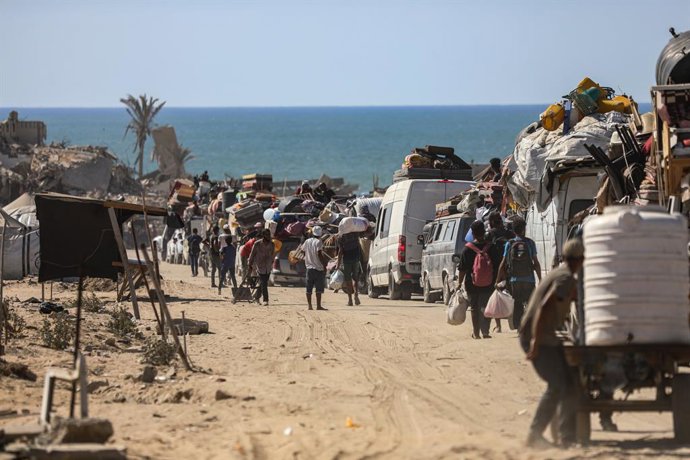 September 16, 2025, Gaza City, Gaza Strip, Palestinian Territory: Displaced Palestinians sit on the ground outside Al-Quds Hospital in Gaza Cityâ€s Tel al-Hawa neighborhood, fleeing Israeli attacks and searching for shelter in Gaza City, Gaza on September
